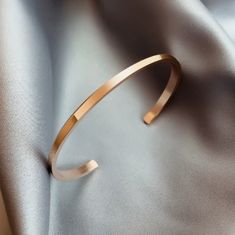 Simple titanium steel bracelet for men and women couples hand jewelry Internet celebrity light luxury young style ins trend temperament all-match cold style